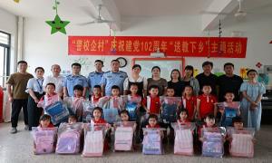 肖厝出入境边防检查站组织开展主题党日活动 