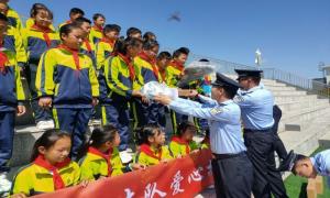 长白山边境管理支队与共建学校开展“警校心连心 助学献爱心”活动