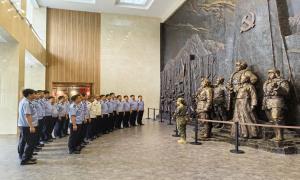 古城里出入境边防检查站参观爱国主义教育基地开展主题党日活动