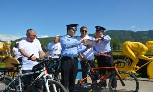 民警化身“安全知识导游”护航游客安全