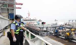 宁波出入境边防检查站保障全球最大LNG运输加注船完成在浙江省的首次国际航行船舶加注服务