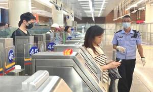 假的真不了！皇岗出入境边防检查站接连查获两起冒用他人证件出境案