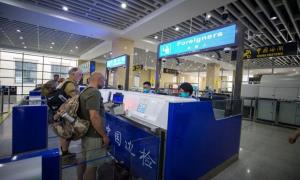 二连出入境边防检查站优质服务老爷车自驾旅游团