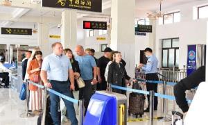 移民管理警察担起节日国门重任