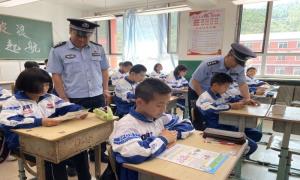 民警进校园送上“安全大礼包”
