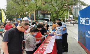 沙头角出入境边防检查站与盐田公安分局联合开展禁毒宣传活动