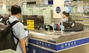 “提速”“升温”强保障 深圳机场出入境边防检查站为文博会顺利举办保驾护航