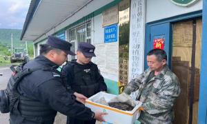 “大眼萌宝”受伤 民警暖心救助