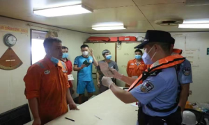 漳州出入境边防检查站优质服务首艘“木片”船入境