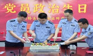 小小贺卡寄党情  “政治生日”忆初心