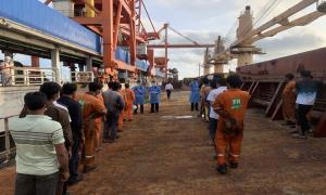 三亚出入境边防检查站高效办检保障“海尔”号货轮快速通关