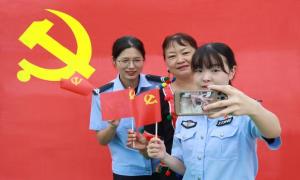 我与党旗党徽合张影