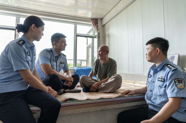 鲅鱼 92岁老红军耕种的菜园 (2).jpg