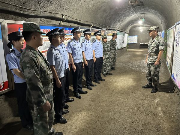 联合 图为参观“红旗观察哨” 袁金锋 摄 (2).jpg