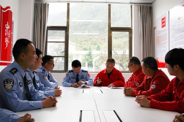 党建 林芝派边境派出所进行合影留念活动 江才云旦 摄 (2).jpg