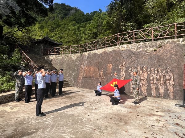 联合 图为参观“红旗观察哨” 袁金锋 摄 (3).jpg