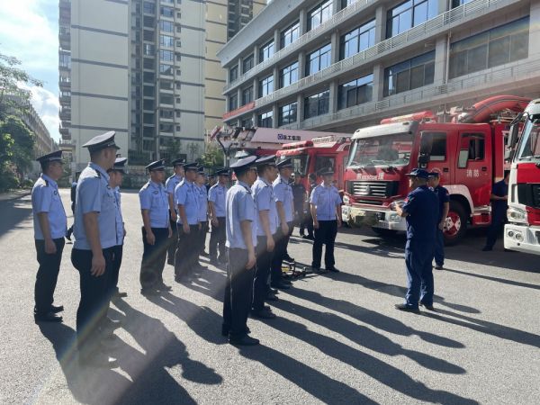 石 图为边管大队党委书记、政治教导员慈杨为大家上一堂党课  袁伟伟 摄 (2).jpg