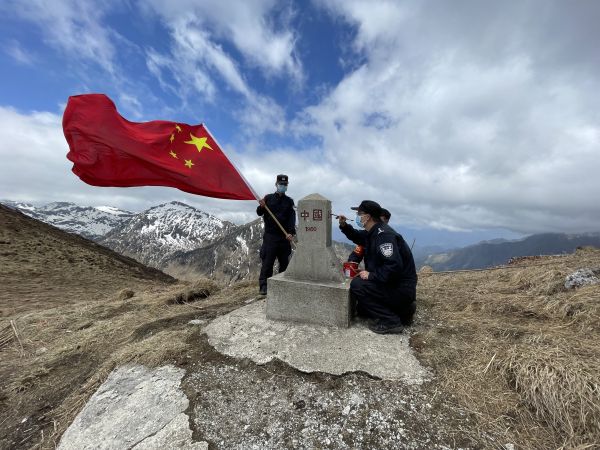 “护国星”民警辅警为中缅第26号界桩描红.jpg