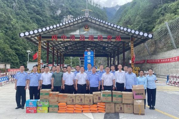 慰问暖人心 共谱“警民一家亲” (2).jpg