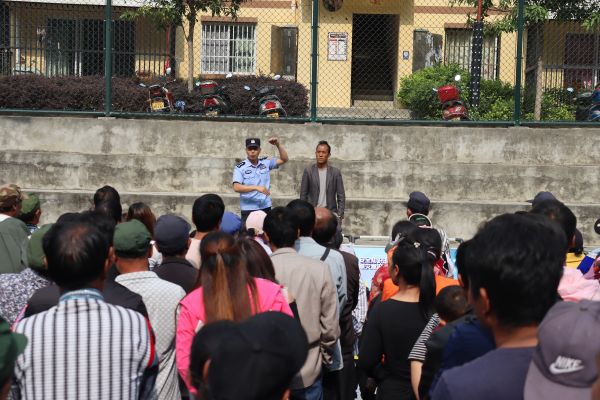 民警开展法治宣传.jpg