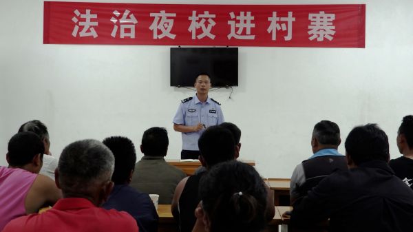 拍摄于2023年7月，民警到村寨开展法治夜校普法宣传，拍摄人：王海洋.jpg