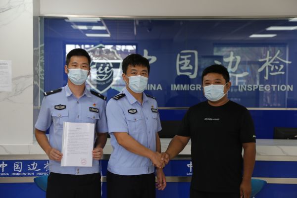 营口鲅鱼圈边检站开通绿色通道提供优质服务获赞誉稿件配图 (1) - 复件(1).jpg