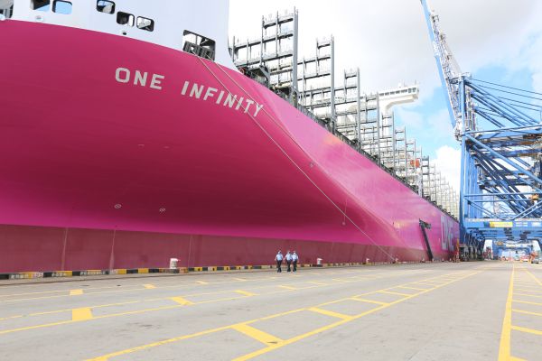 宁波边检助力海上“巨无霸”首航首靠大榭港区 (2).jpg