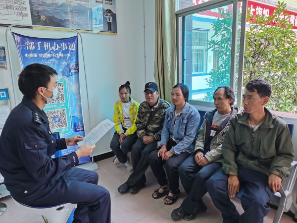 讲解户籍政策.jpg 讲解户籍政策.jpg