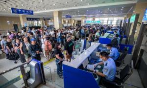 中蒙最大陆路口岸迎暑期客流高峰