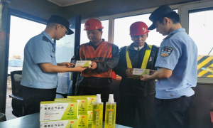 黄骅出入境边防检查站开展“夏日送清凉”活动