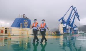 汕尾出入境边防检查站服务深汕特别合作区汽车滚装出口顺畅通关