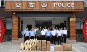 慰问暖人心警民一家亲