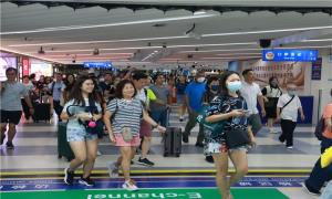 暑期跨境游火热罗湖口岸日均13.8万人次出入境