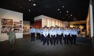 西藏出入境边防检查总站轮训队走进西藏军区史馆实地参观见学