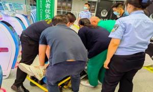 皇岗边检民警上演“生死时速”救助香港患者转危为安