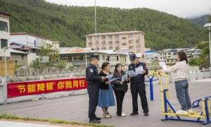 亚东移民管理警察深入驻地开展“全国低碳日”主题宣传