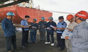 张家港出入境边防检查站进码头企业开展法治宣传活动  　　