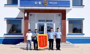耐心疏导解矛盾 群众致谢送锦旗