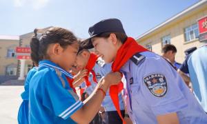 快乐萌娃进警营种“警蓝”的种子开梦想的花