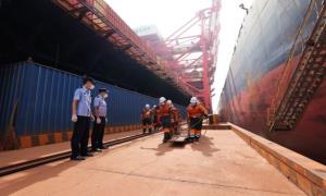 南疆出入境边防检查站助力大型散货码头接卸量愈3500万吨