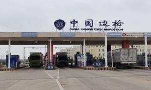 东兴口岸上半年出入境货车超11万辆次 同比增长170%