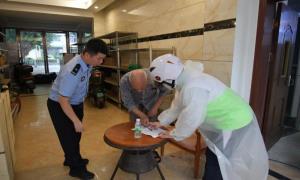 北海机场出入境边防检查站帮助转移安置避险群众