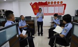 开设立语听说能力“小课堂”提升边防检查员英语水平