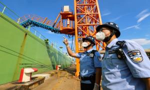 高温“烤”验！宁波边检助力百地年码头液化石油气吞吐量超180万吨