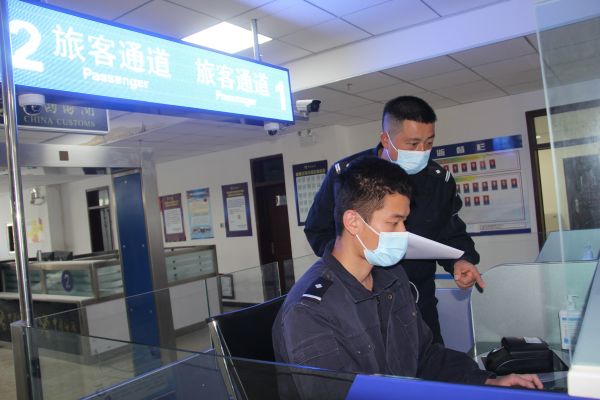 王烨指导年轻民警开展业务查验.jpg 王烨指导年轻民警开展业务查验.jpg