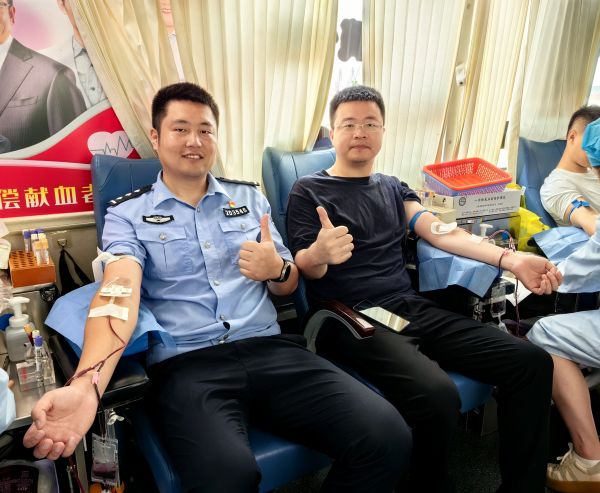 图3为：民警和社区群众献血.jpg