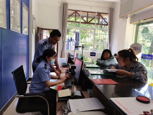 独龙江边境派出所采取“三项措施”力推便民服务走深走实 (3).jpg