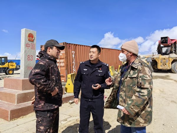 在卡拉苏口岸前哨班与服务对象进行交流(左二 ).jpg 在卡拉苏口岸前哨班与服务对象进行交流(左二 ).jpg