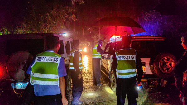 群众深夜公路塌方 18名被困群众成功脱险 (2).jpg