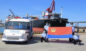 让警旗在口岸一线高高飘扬